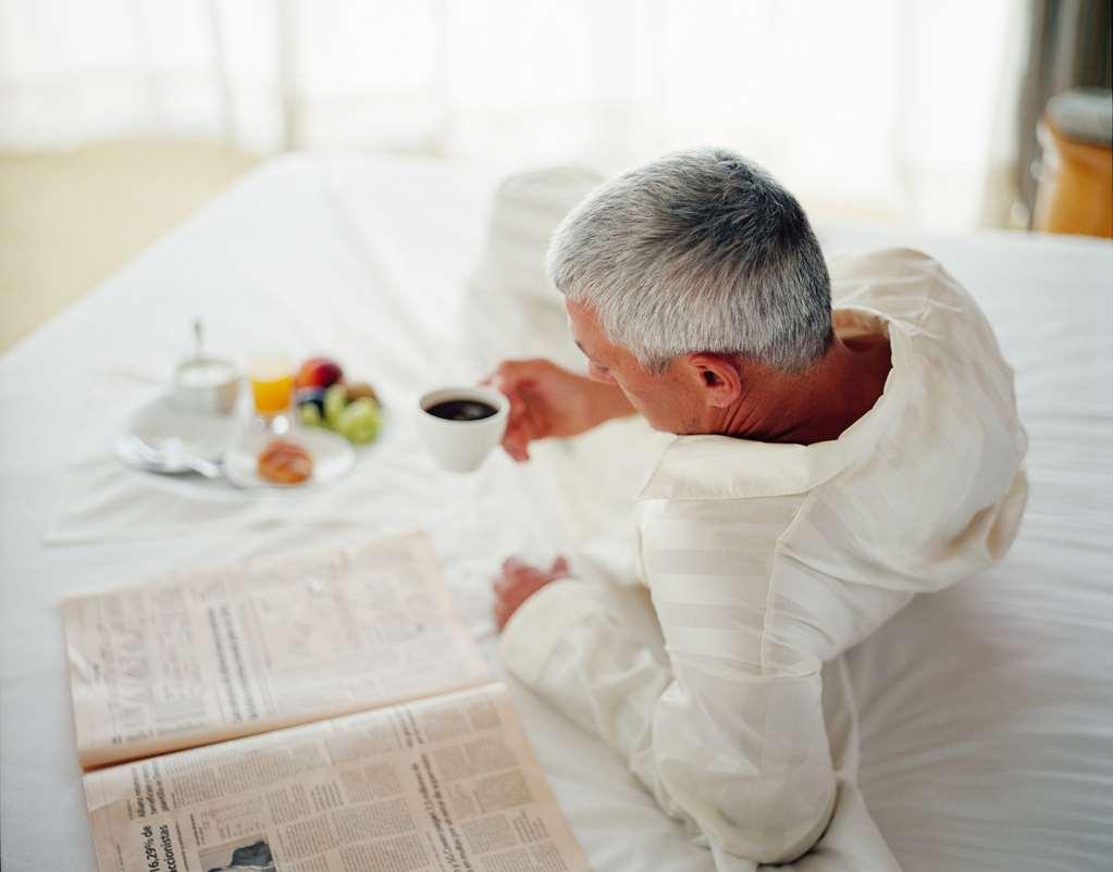 Occidental Praha Wilson Hotel Cameră foto A man reading a newspaper