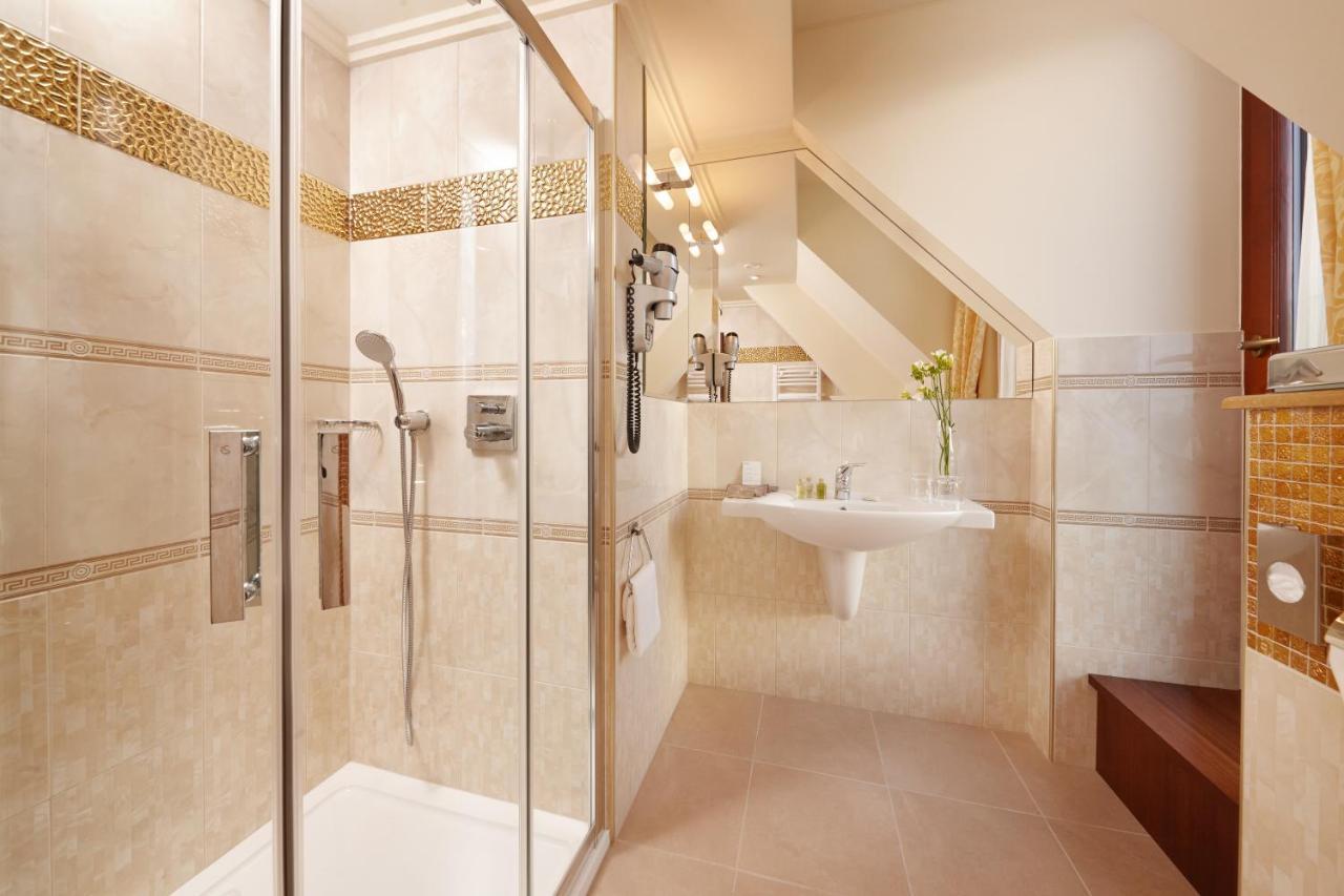 Occidental Praha Wilson Hotel Exterior foto Bathroom with shower and bath