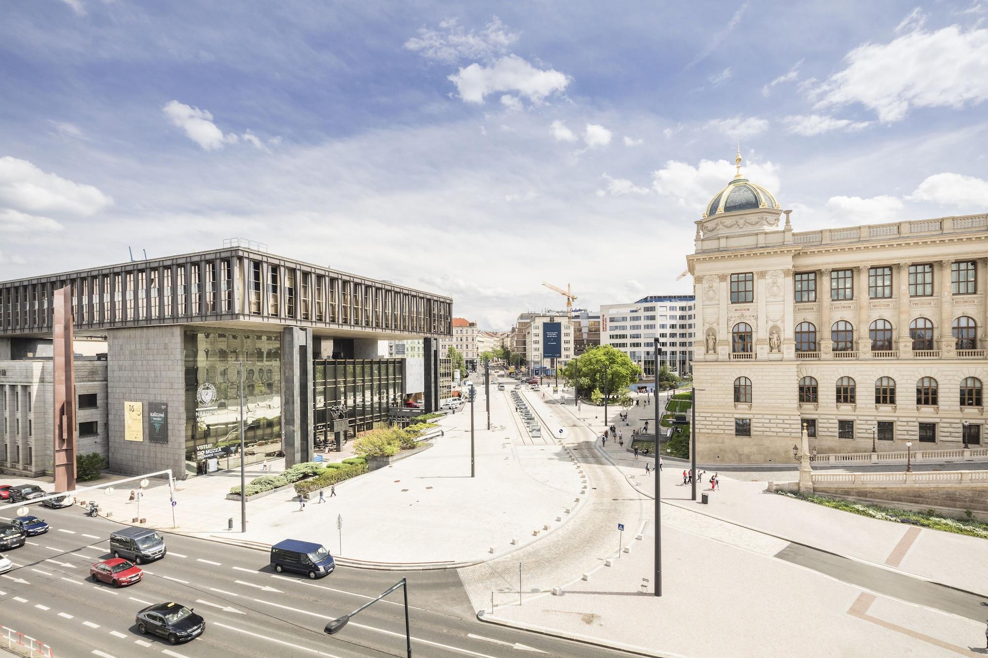 Occidental Praha Wilson Hotel Exterior foto The new station