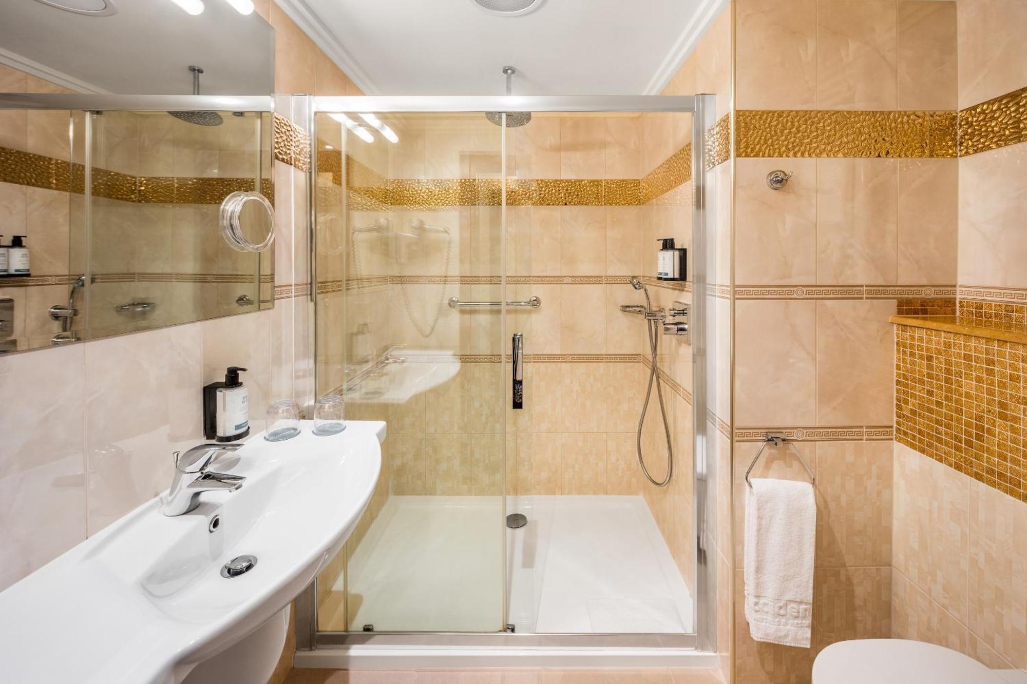 Occidental Praha Wilson Hotel Exterior foto A shower enclosure