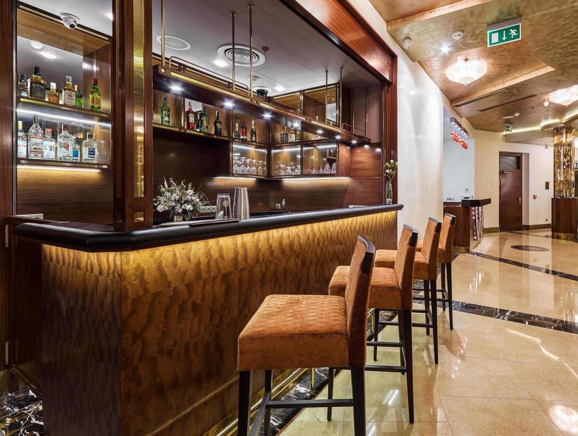 Occidental Praha Wilson Hotel Exterior foto The bar at the lounge