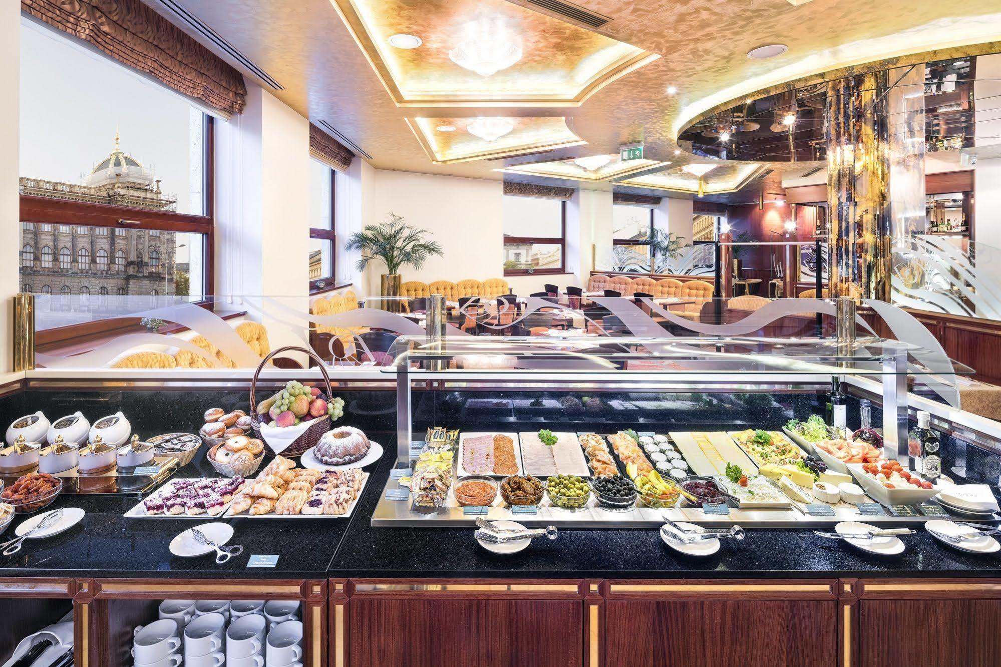 Occidental Praha Wilson Hotel Exterior foto A buffet at a hotel