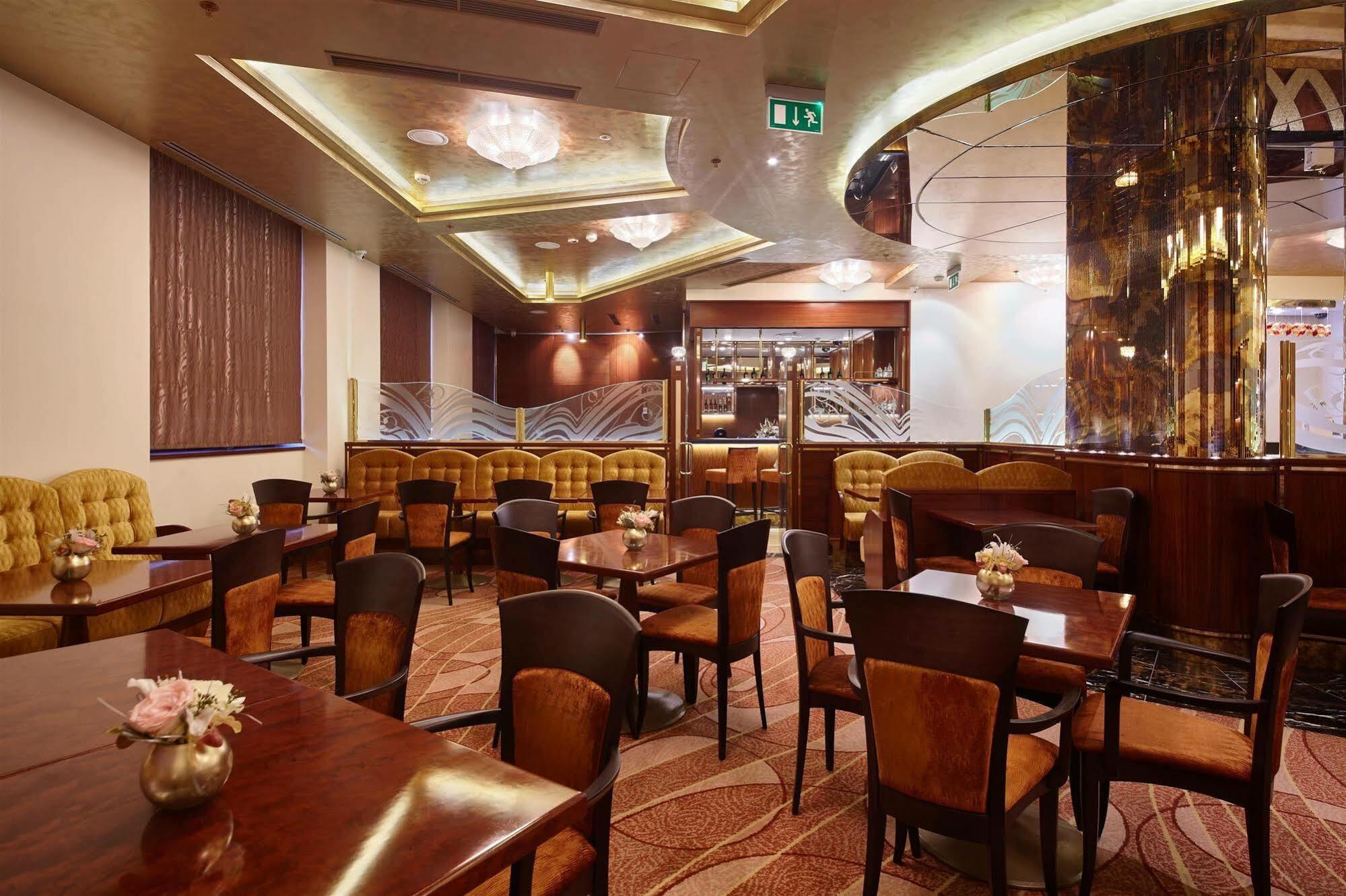Occidental Praha Wilson Hotel Exterior foto The interior of the restaurant