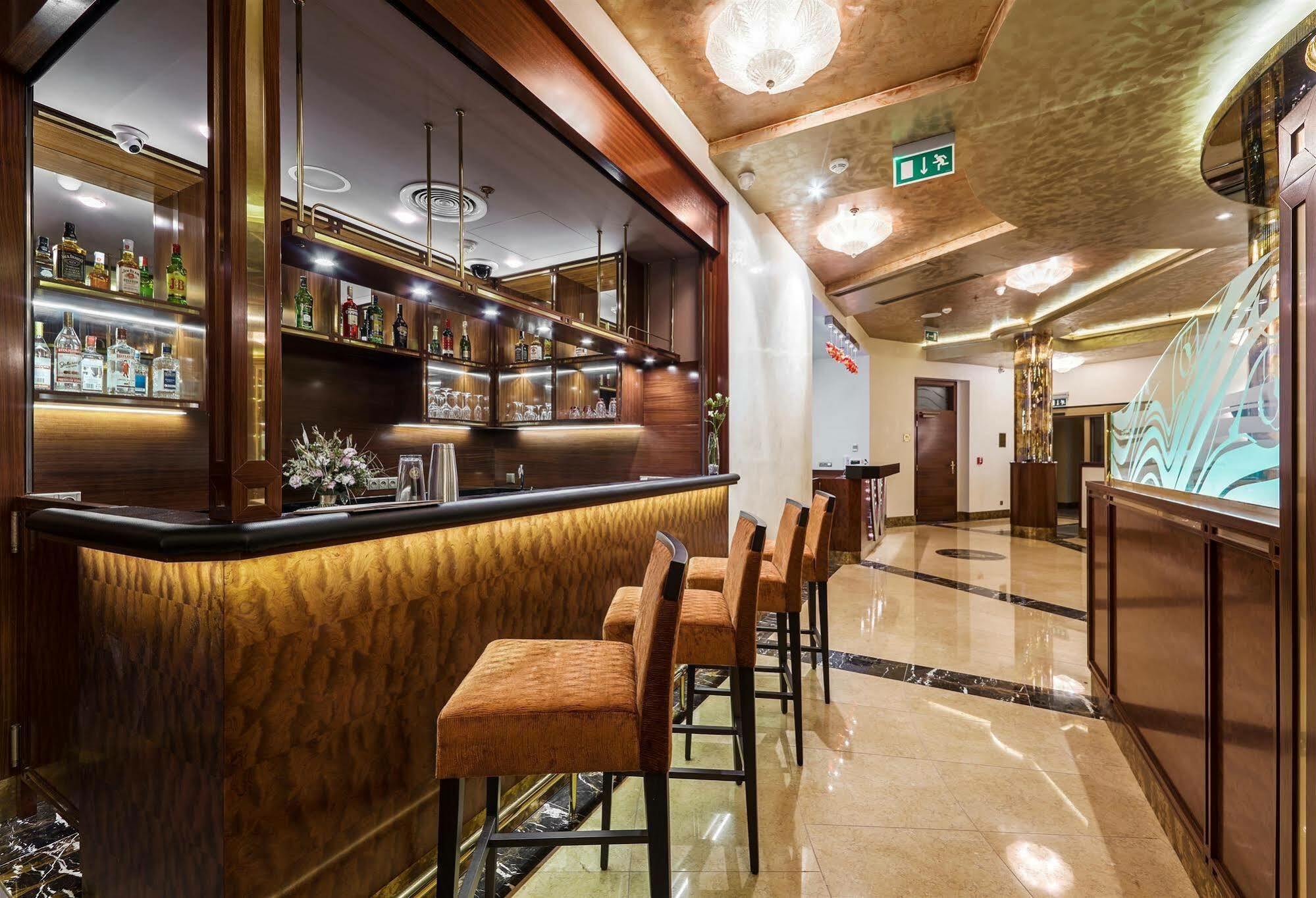 Occidental Praha Wilson Hotel Exterior foto The bar at the lounge