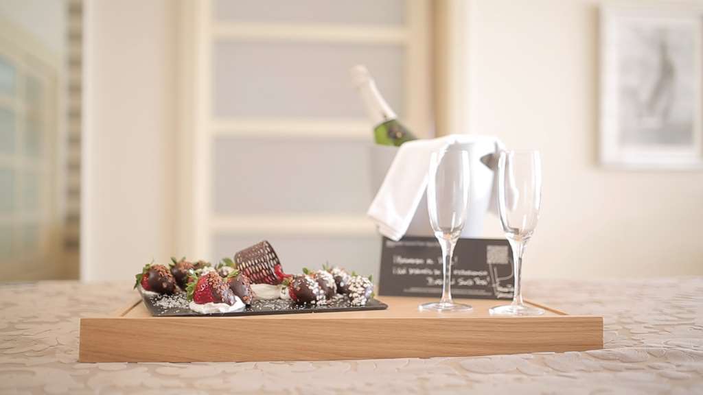 Occidental Praha Wilson Hotel Cameră foto A room service tray
